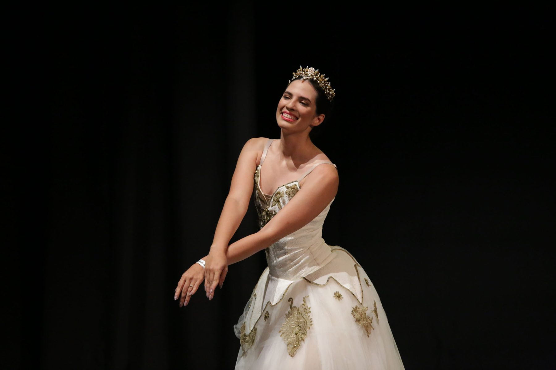 Bailarina da EIDD em variação clássica com tutu e tiara