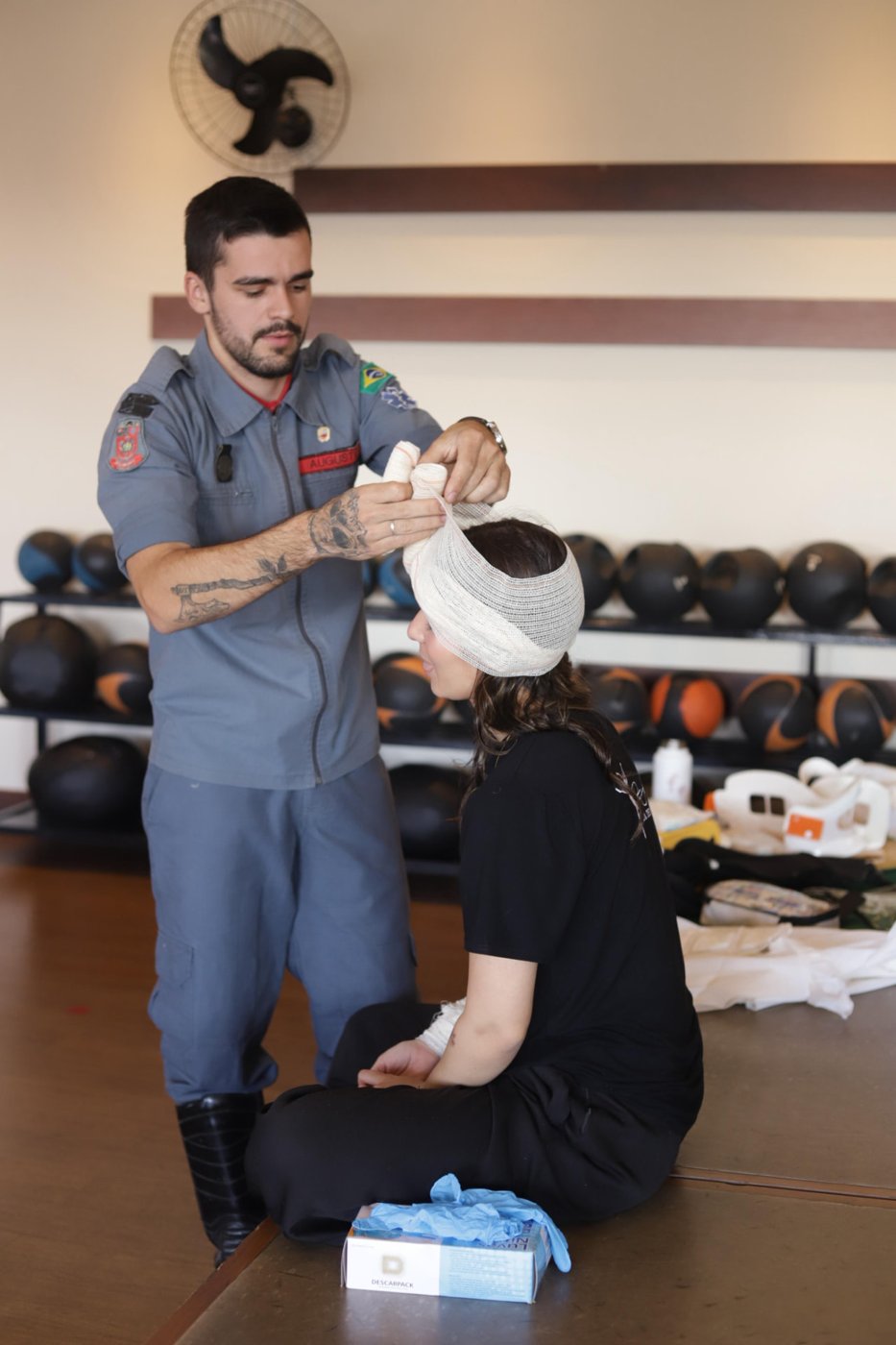 Aplicação de bandagem na cabeça durante o treinamento de primeiros socorros da EIDD