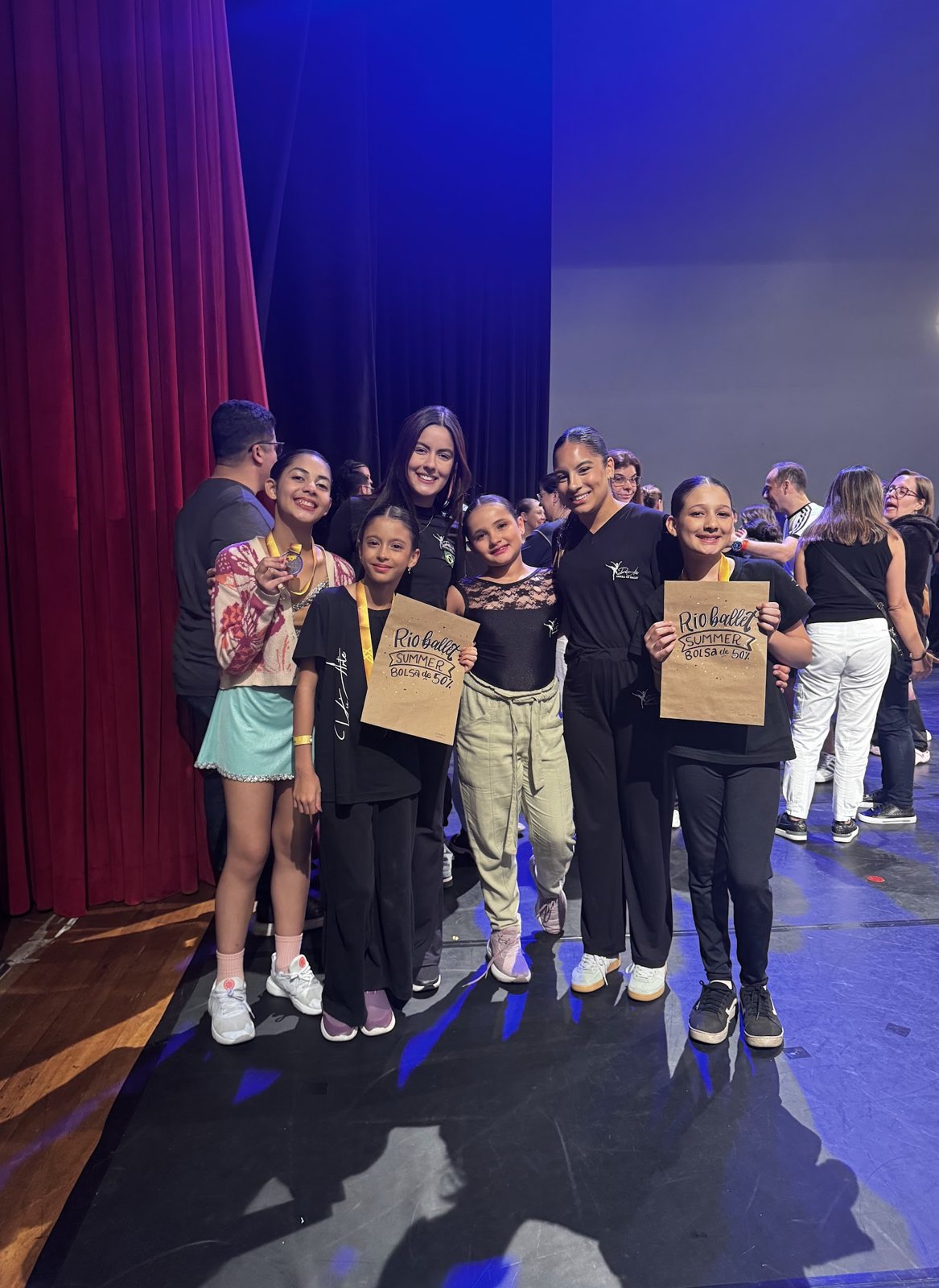 Alunas da EIDD celebrando premiação com certificados