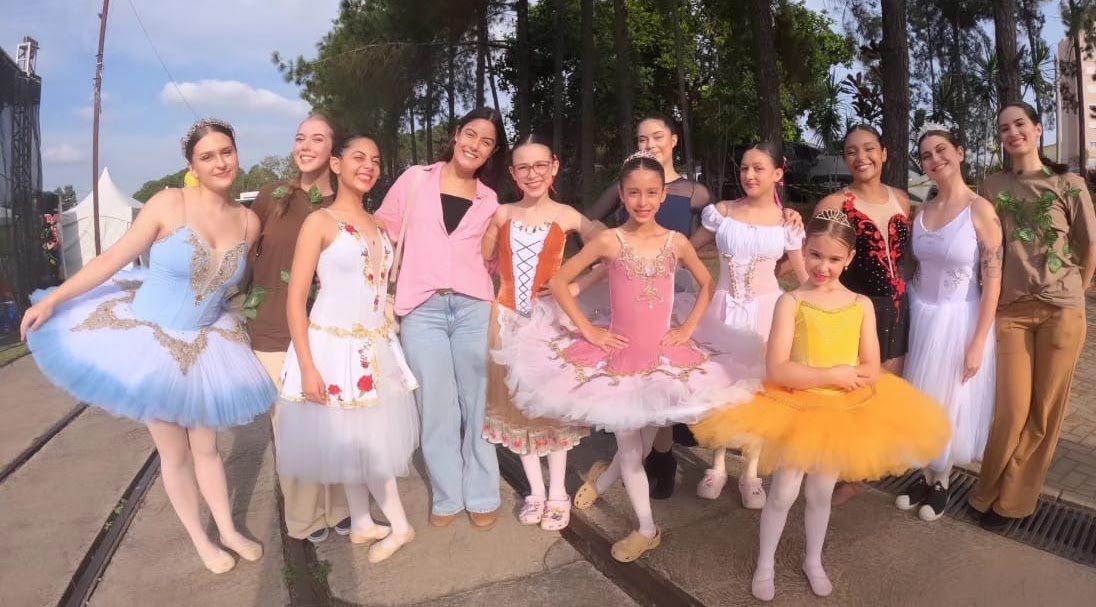 Turma da EIDD reunida ao ar livre com figurinos de tutu antes da apresentação