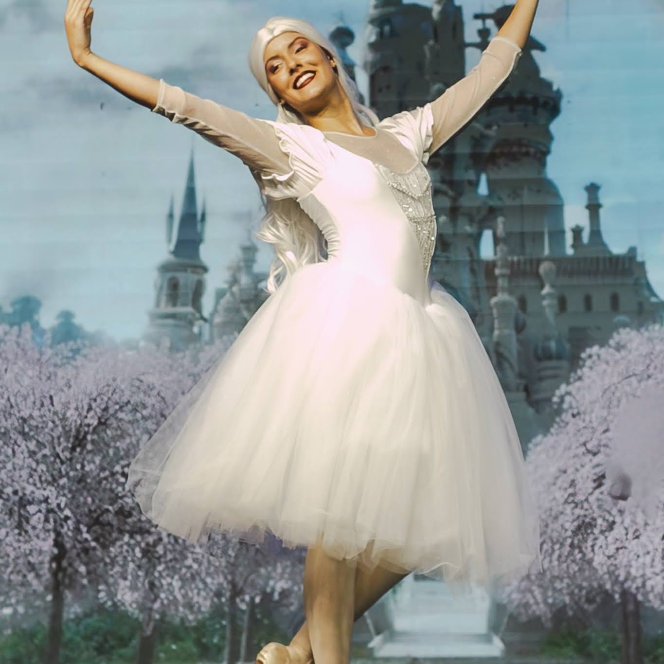 Bailarina no papel de Alice durante o espetáculo 2024 da EIDD