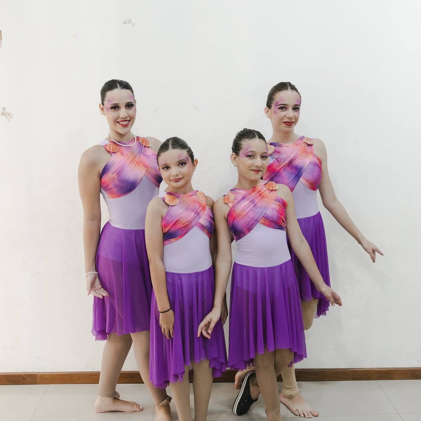 Trio de bailarinas da EIDD em figurino lilás no espetáculo 2025
