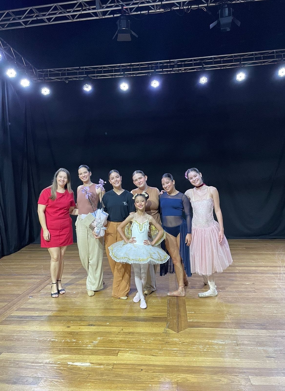 Turma infantil da EIDD em apresentação no palco