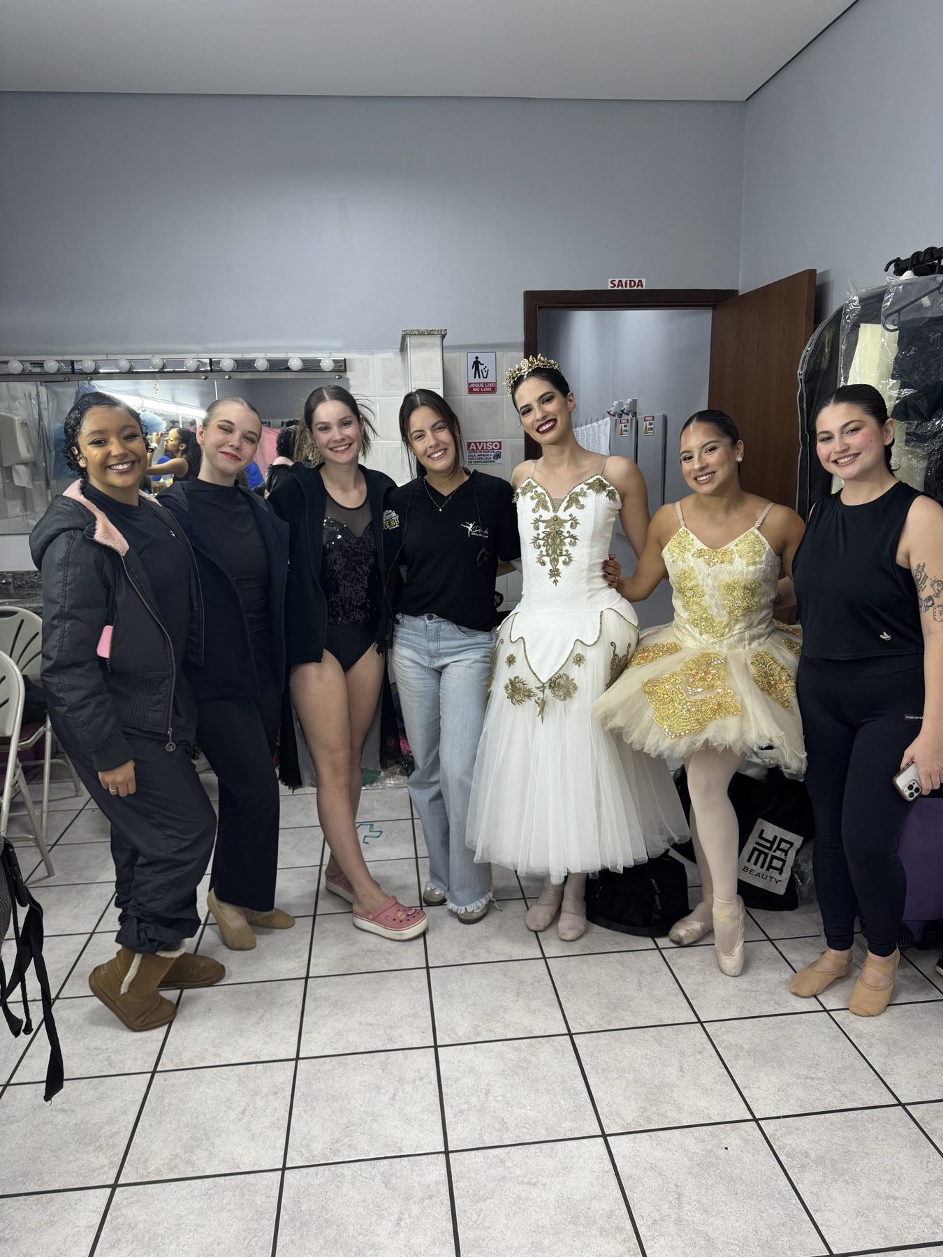 Alunas e equipe da EIDD nos bastidores com figurinos de balé clássico