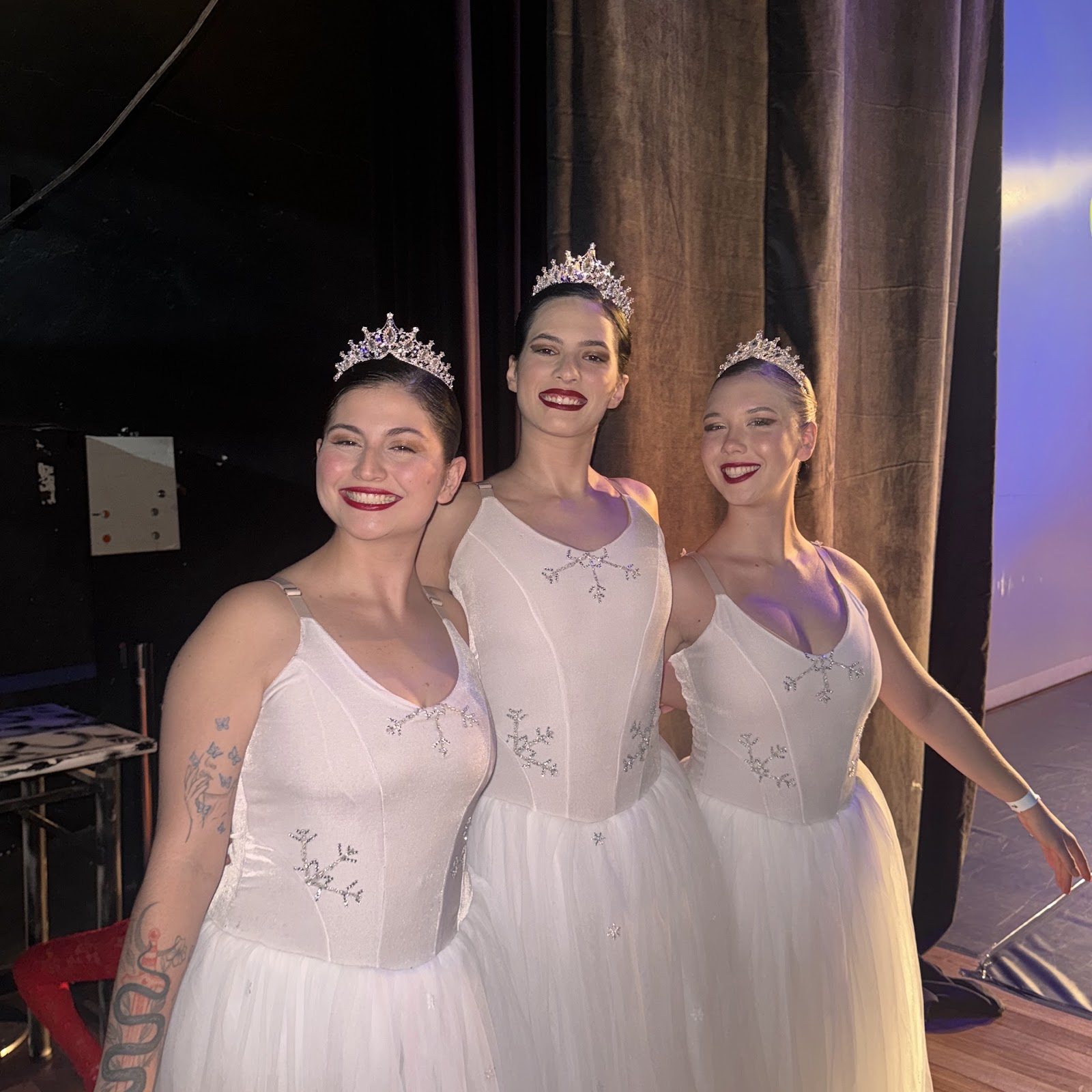 Trio de bailarinas da EIDD com tiaras e tutus brancos
