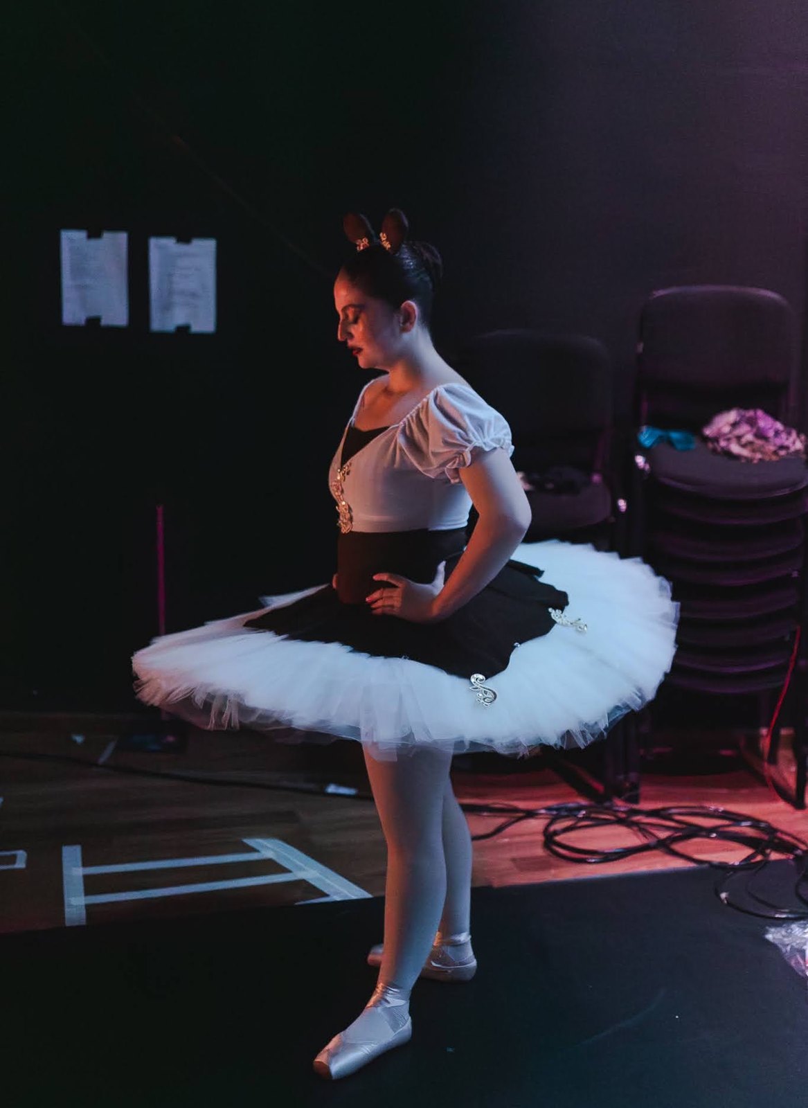 Bailarina da EIDD em tutu branco nos bastidores do espetáculo 2025