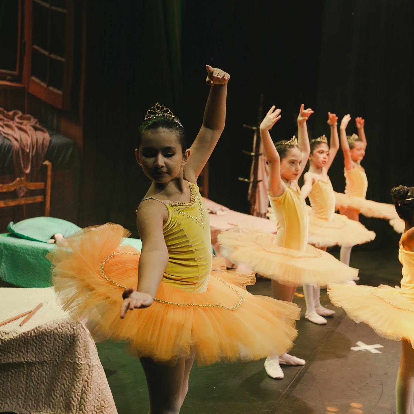 Corpo de baile da EIDD em tutus laranja durante o espetáculo 2025