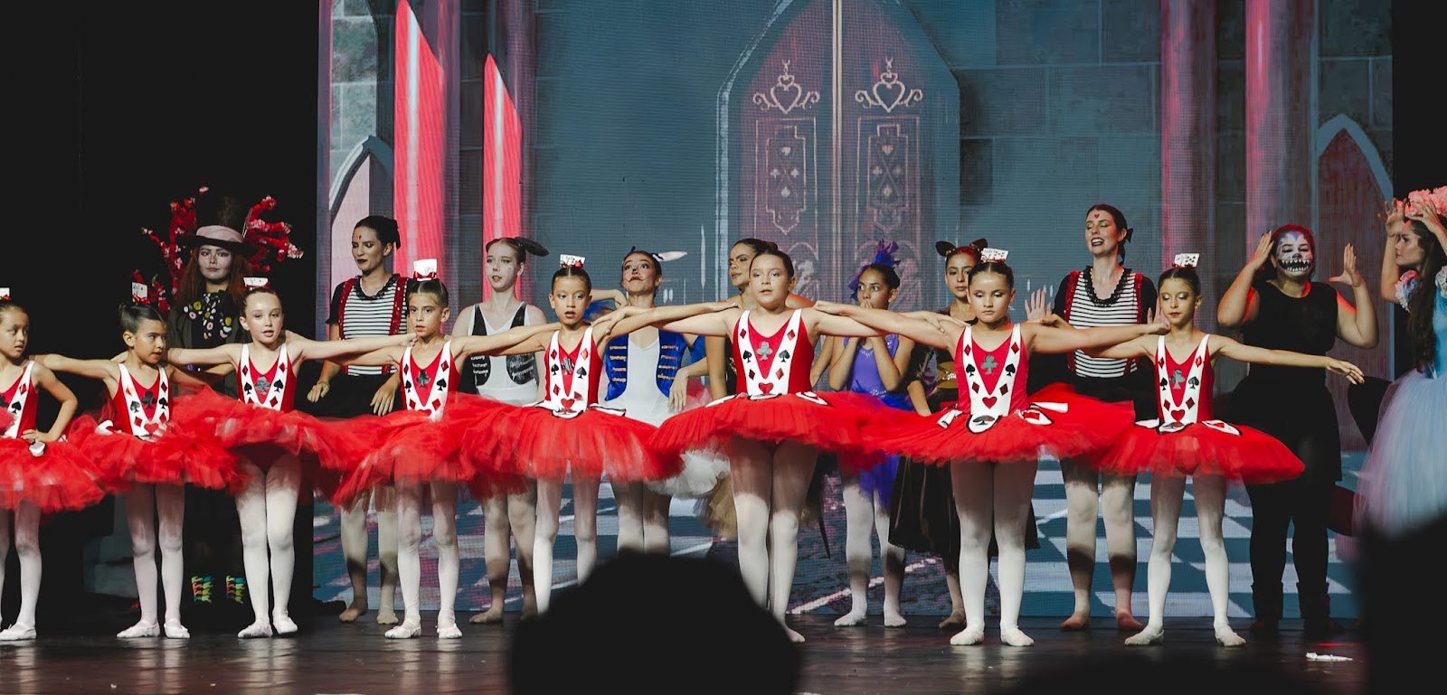 Corpo de baile da EIDD em cena final do espetáculo 2024