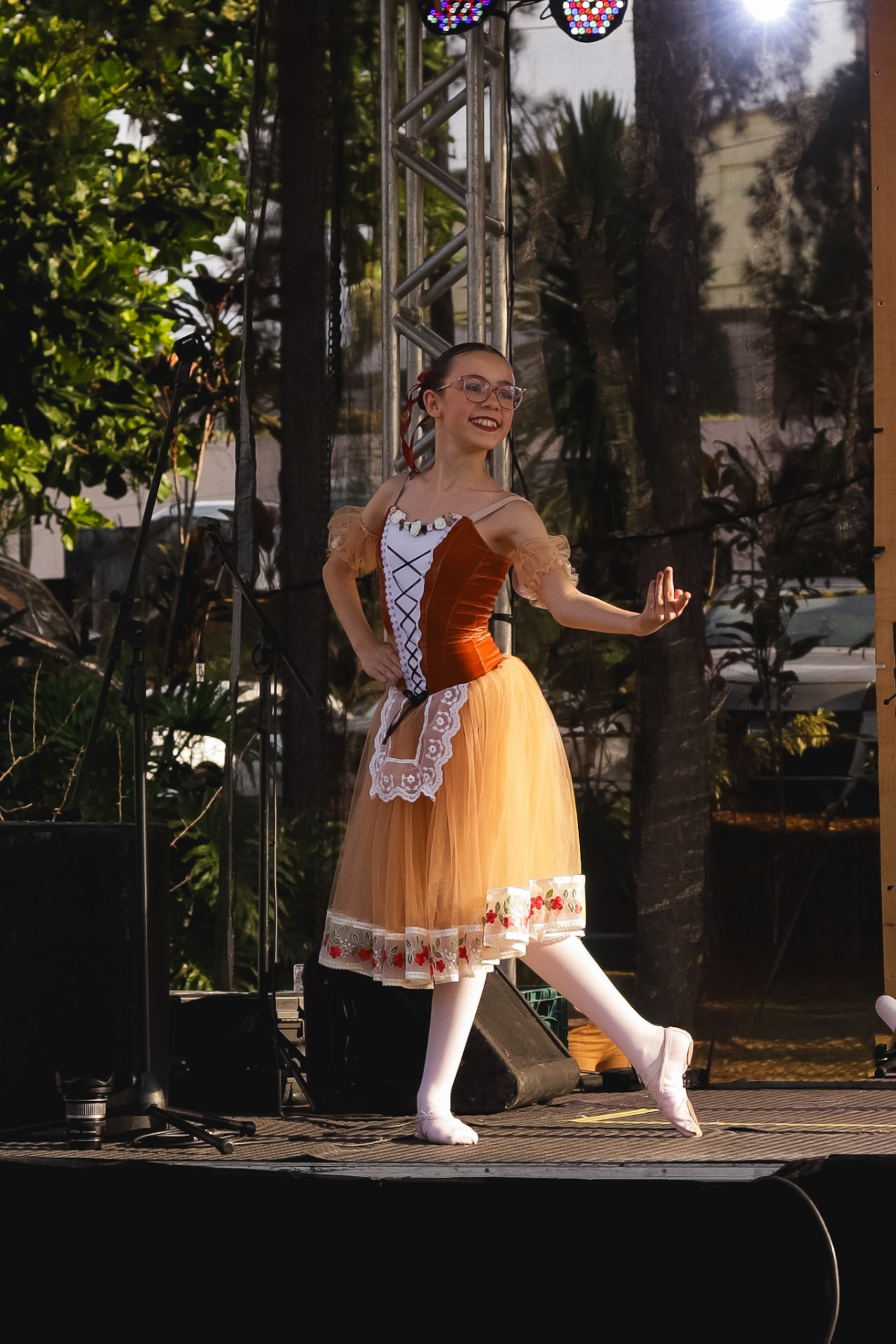 Aluna em apresentação ao ar livre com figurino de Coppélia