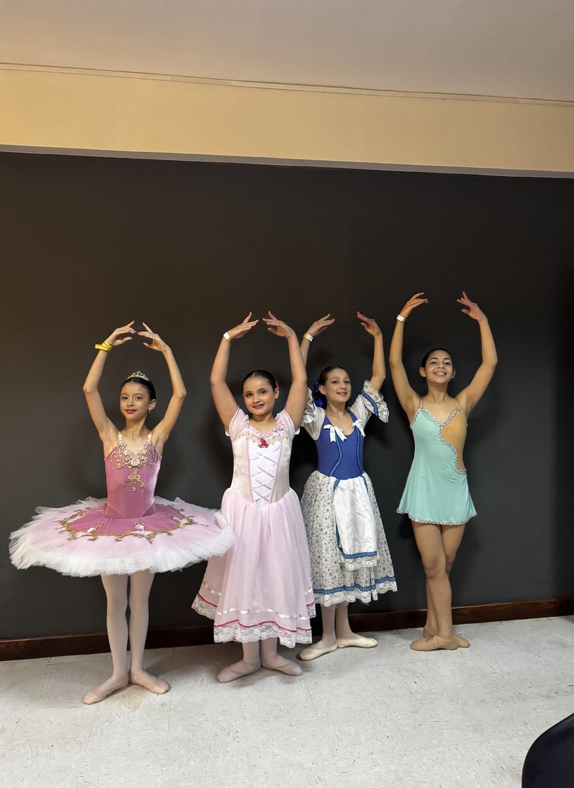 Alunas do grupo infantil da EIDD com figurinos coloridos