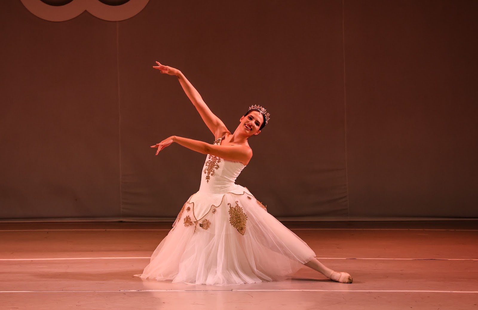 Bailarina da EIDD em pose clássica com figurino rosa