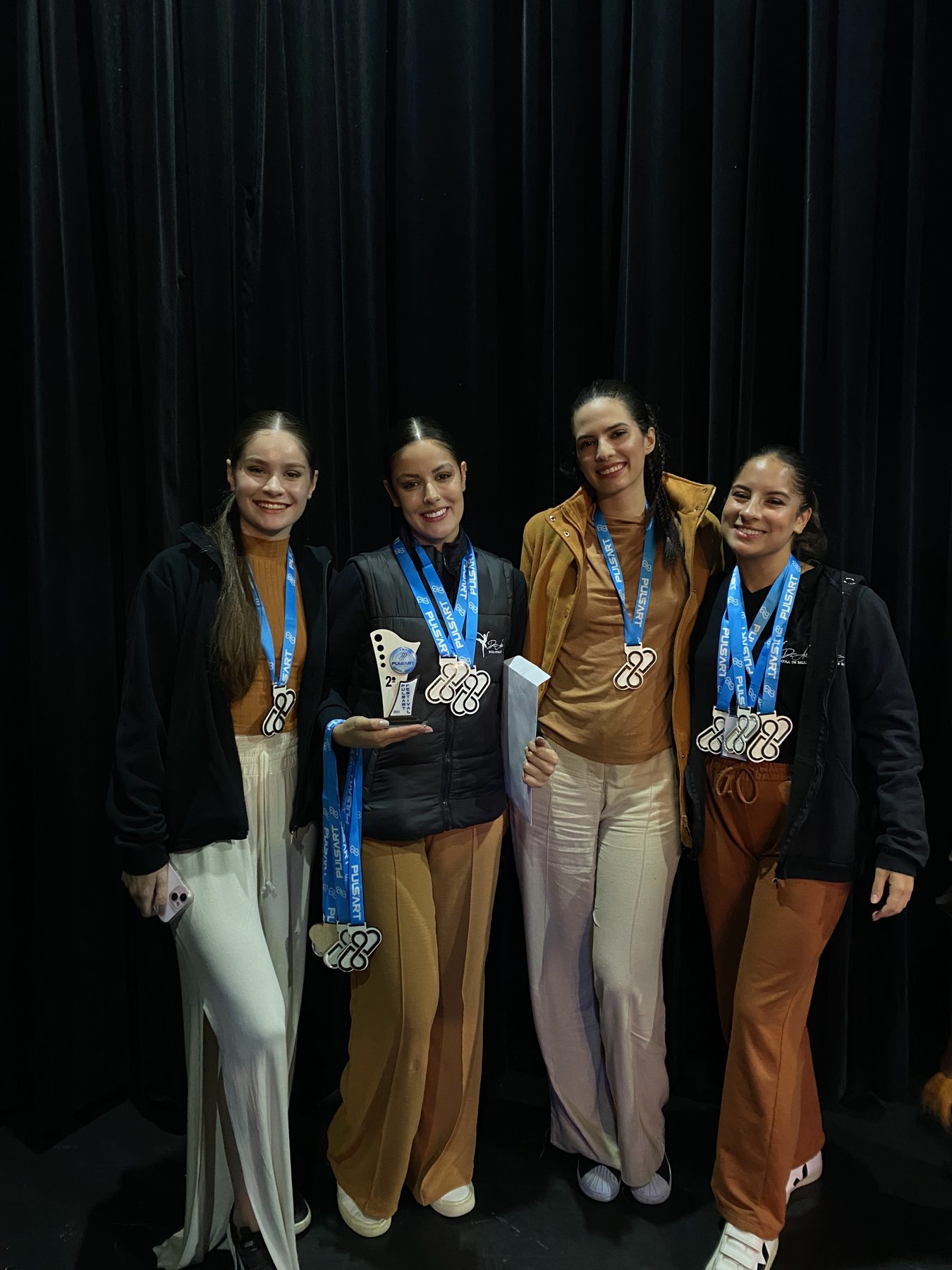 Bailarinas da EIDD com medalhas e troféu conquistados em festival