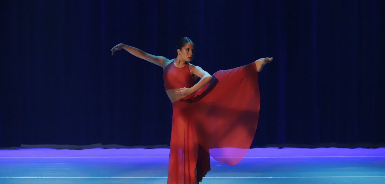 Bailarina da EIDD em variação com tecido vermelho