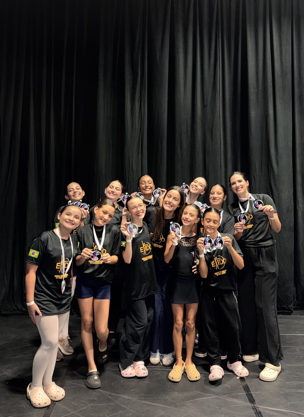 Equipe da EIDD com medalhas e troféus após competição
