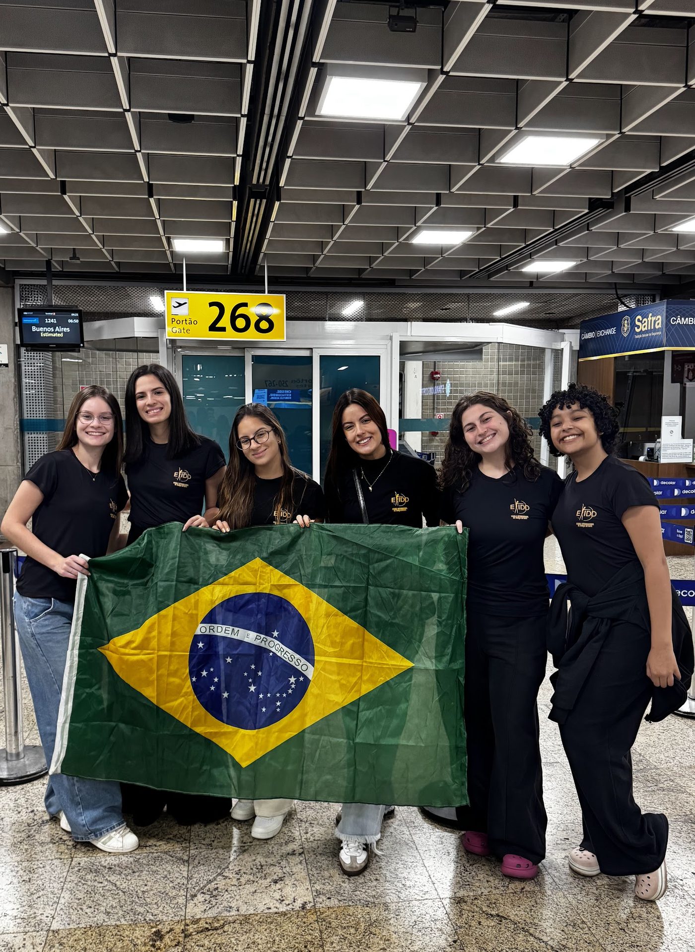 Equipe da EIDD representando o Brasil em festival internacional de dança