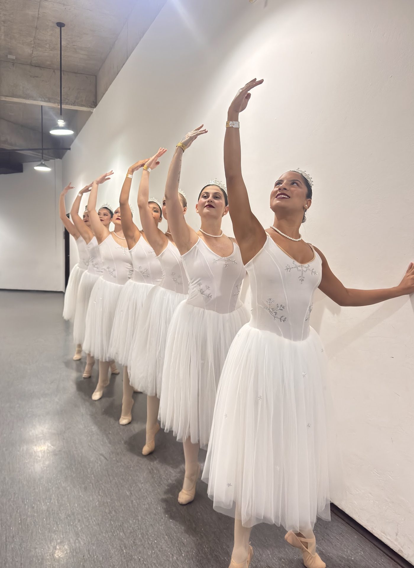 Alunas da EIDD em fila durante aula de ballet clássico